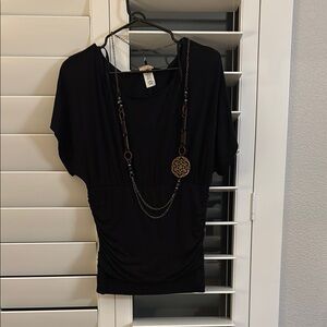 NWT woman’s cap sleeve shirt w/necklace
